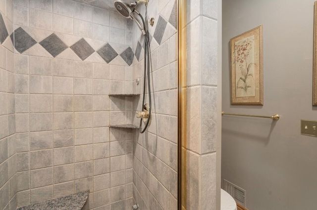 833 Lakewood Drive, Rochester Hills, MI 48309