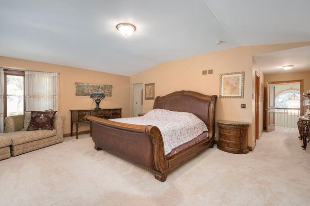 833 Lakewood Drive, Rochester Hills, MI 48309