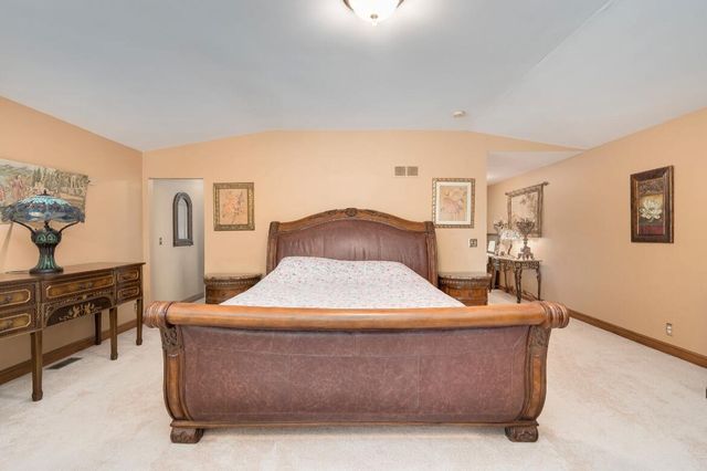 833 Lakewood Drive, Rochester Hills, MI 48309