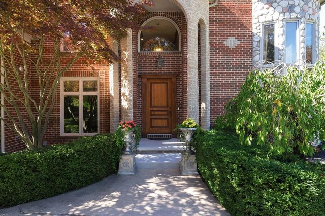 833 Lakewood Drive, Rochester Hills, MI 48309