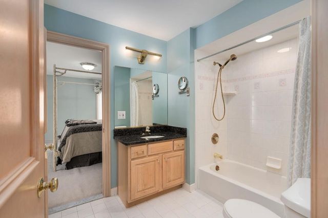 833 Lakewood Drive, Rochester Hills, MI 48309