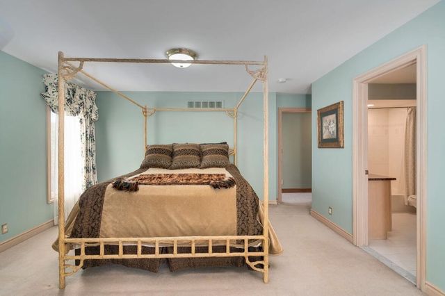 833 Lakewood Drive, Rochester Hills, MI 48309