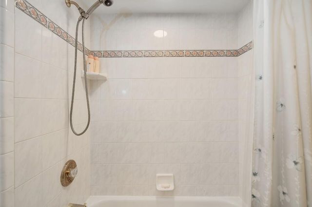 833 Lakewood Drive, Rochester Hills, MI 48309