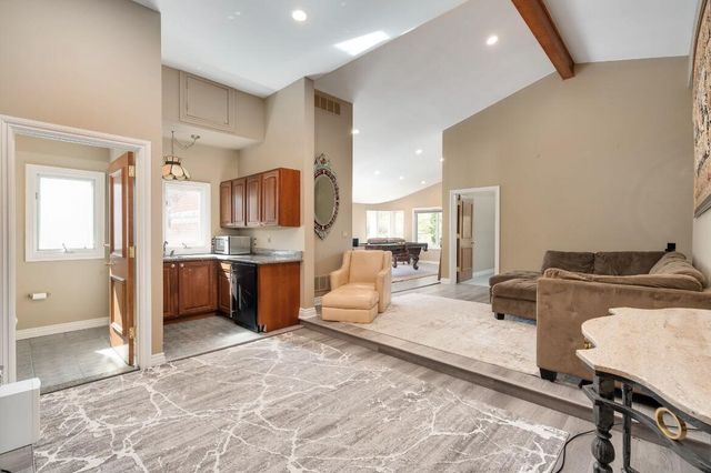 833 Lakewood Drive, Rochester Hills, MI 48309
