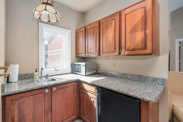 833 Lakewood Drive, Rochester Hills, MI 48309