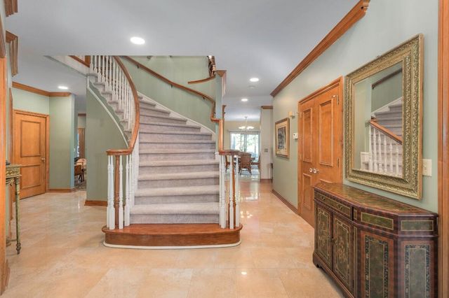 833 Lakewood Drive, Rochester Hills, MI 48309