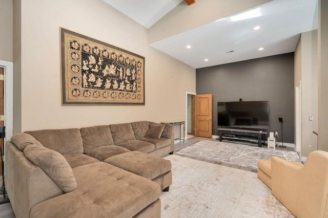 833 Lakewood Drive, Rochester Hills, MI 48309