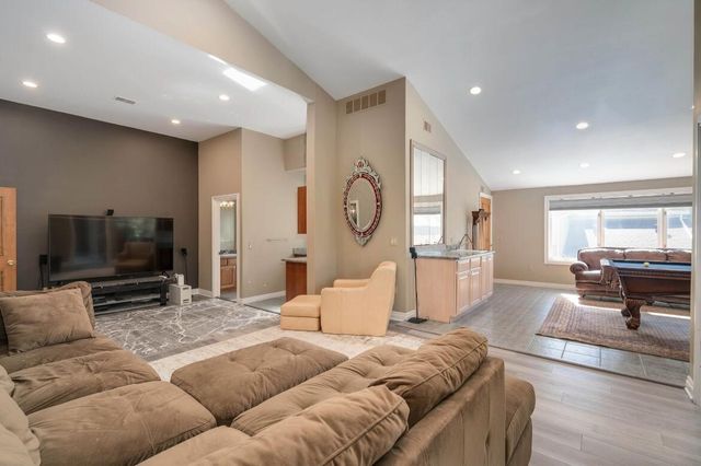 833 Lakewood Drive, Rochester Hills, MI 48309