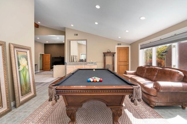 833 Lakewood Drive, Rochester Hills, MI 48309