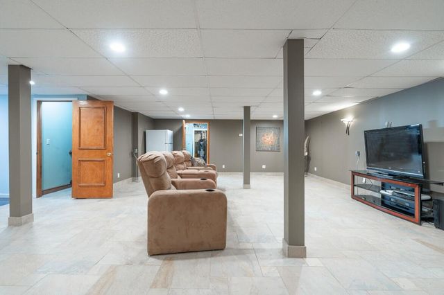 833 Lakewood Drive, Rochester Hills, MI 48309