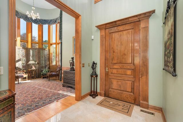 833 Lakewood Drive, Rochester Hills, MI 48309