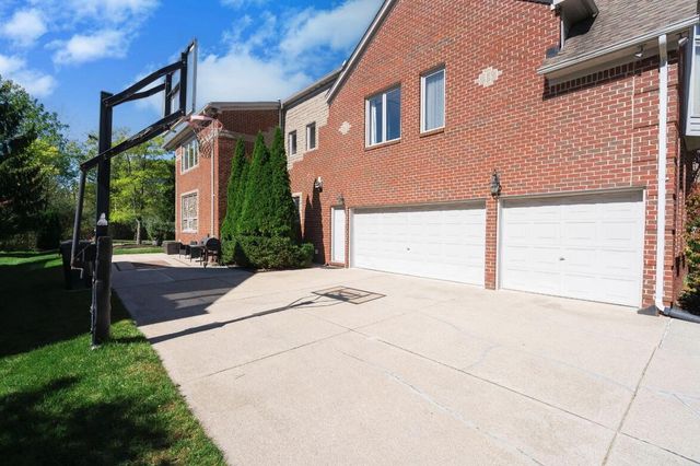 833 Lakewood Drive, Rochester Hills, MI 48309