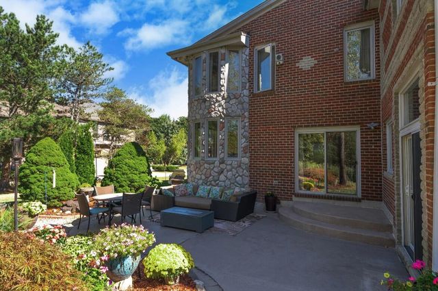 833 Lakewood Drive, Rochester Hills, MI 48309