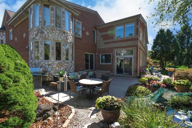 833 Lakewood Drive, Rochester Hills, MI 48309