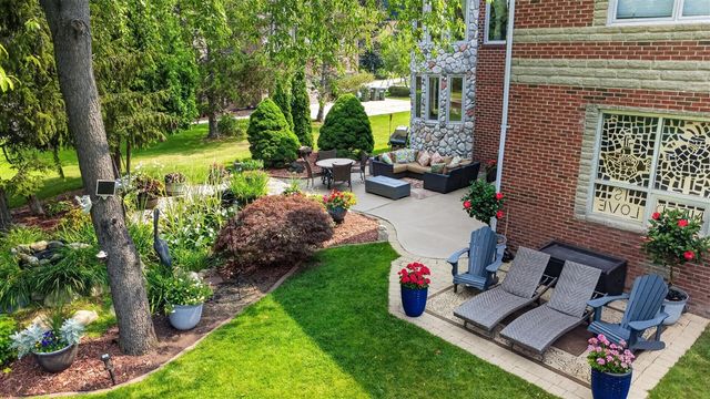 833 Lakewood Drive, Rochester Hills, MI 48309