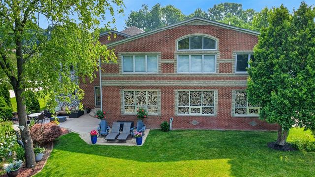 833 Lakewood Drive, Rochester Hills, MI 48309