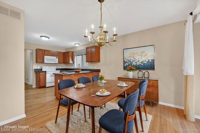 6166 Lochmore Drive, Commerce Charter Township, MI 48382