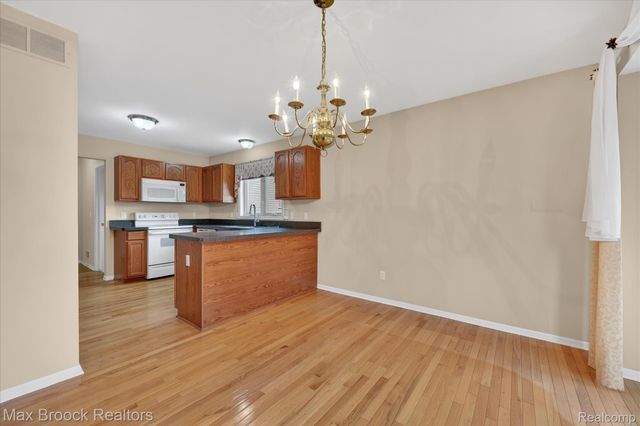 6166 Lochmore Drive, Commerce Charter Township, MI 48382