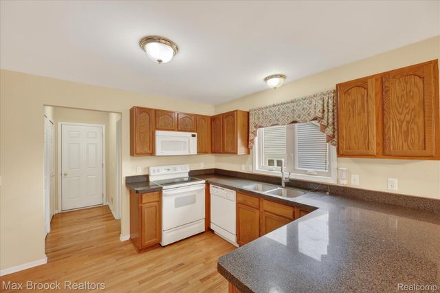 6166 Lochmore Drive, Commerce Charter Township, MI 48382