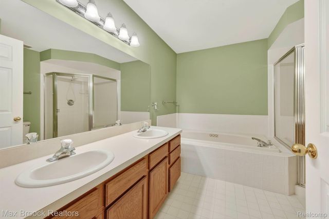 6166 Lochmore Drive, Commerce Charter Township, MI 48382