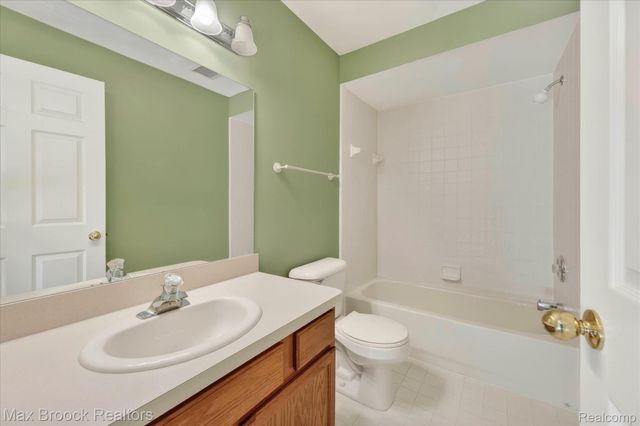 6166 Lochmore Drive, Commerce Charter Township, MI 48382