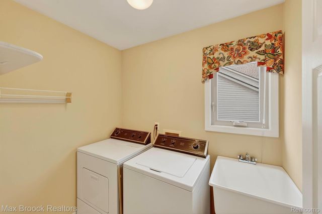 6166 Lochmore Drive, Commerce Charter Township, MI 48382