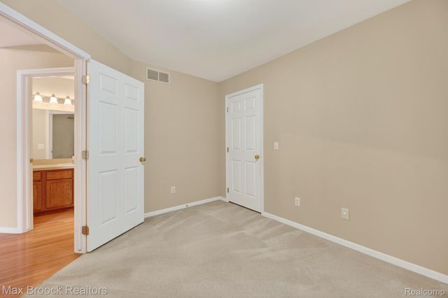 6166 Lochmore Drive, Commerce Charter Township, MI 48382