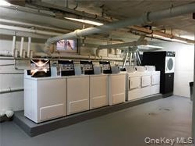 106 Division 1E, Levittown, NY 11756