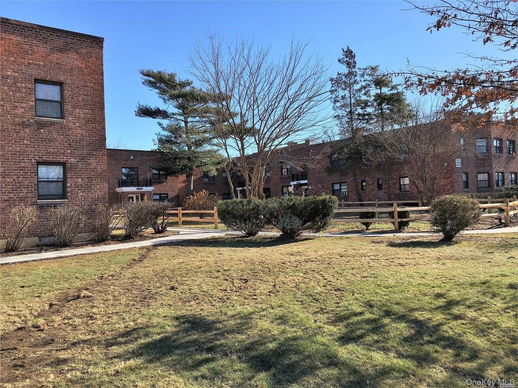 106 Division 1E, Levittown, NY 11756