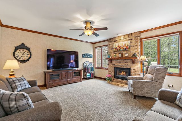 200 Lake Drive, Algonquin, IL 60102