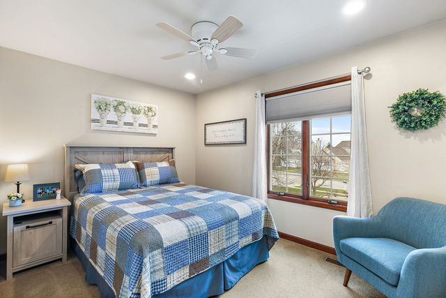 200 Lake Drive, Algonquin, IL 60102