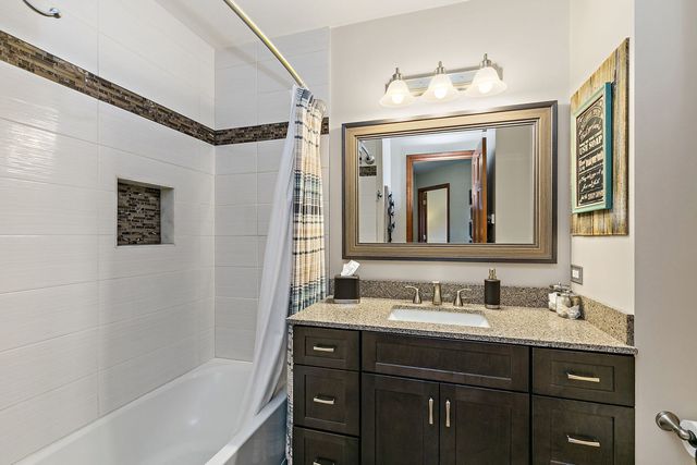 200 Lake Drive, Algonquin, IL 60102