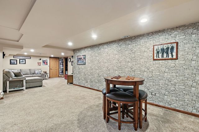 200 Lake Drive, Algonquin, IL 60102