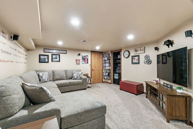 200 Lake Drive, Algonquin, IL 60102