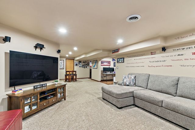 200 Lake Drive, Algonquin, IL 60102