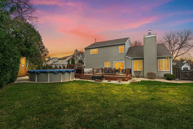 200 Lake Drive, Algonquin, IL 60102