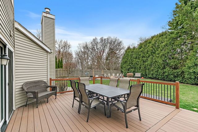 200 Lake Drive, Algonquin, IL 60102