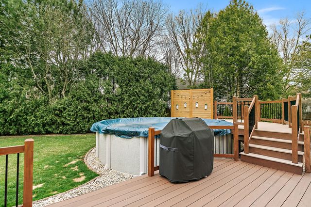 200 Lake Drive, Algonquin, IL 60102