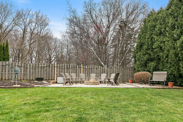 200 Lake Drive, Algonquin, IL 60102