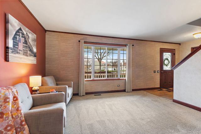 200 Lake Drive, Algonquin, IL 60102