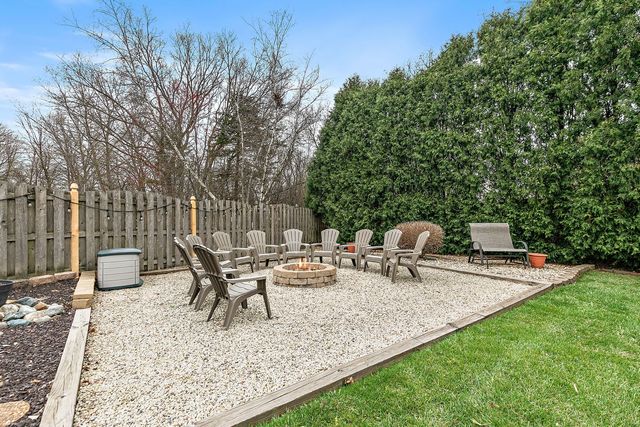 200 Lake Drive, Algonquin, IL 60102