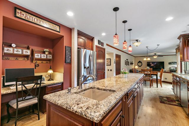 200 Lake Drive, Algonquin, IL 60102