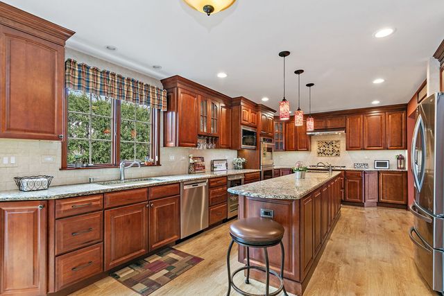 200 Lake Drive, Algonquin, IL 60102