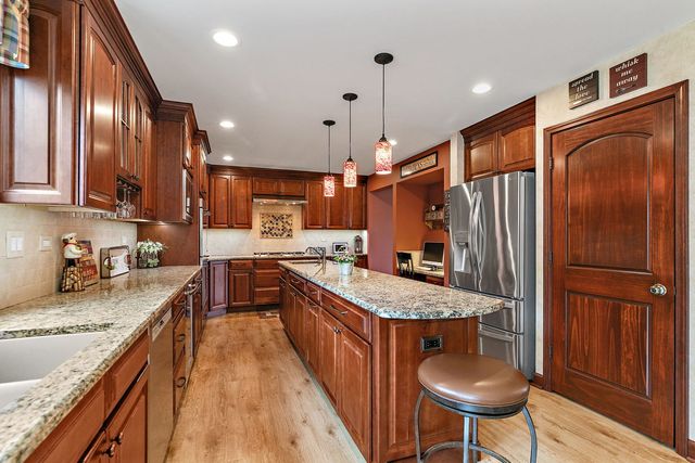 200 Lake Drive, Algonquin, IL 60102