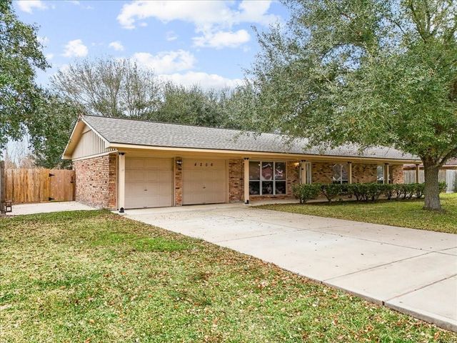 4206 Country Club Drive, Dickinson, TX 77539