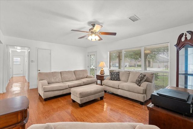 4206 Country Club Drive, Dickinson, TX 77539