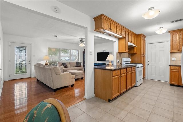 4206 Country Club Drive, Dickinson, TX 77539