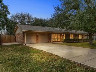 4206 Country Club Drive, Dickinson, TX 77539