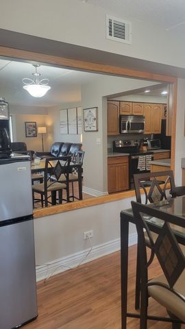 1450 Plymouth Lane 305, Elgin, IL 60123