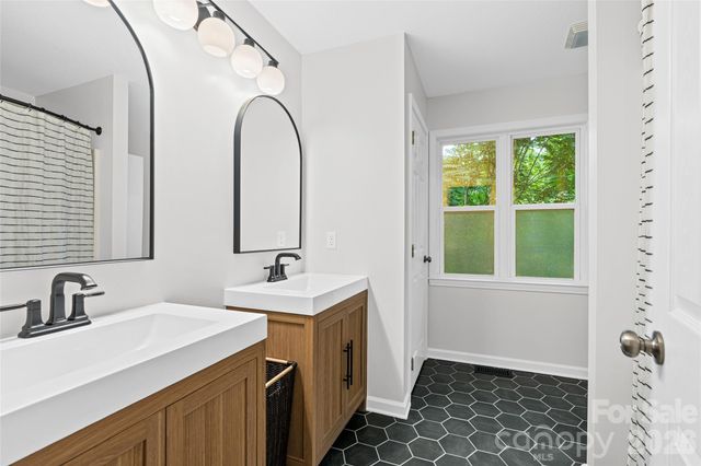 102 Iris Street, Asheville, NC 28803